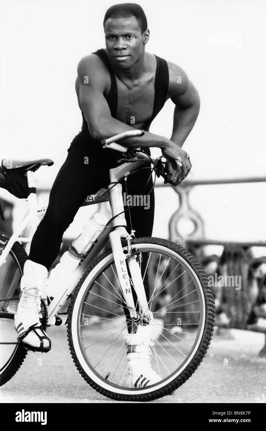 Chris Eubank Boxer photographié en 1991 Formation sur Hove front de mer avec son vélo. Banque D'Images