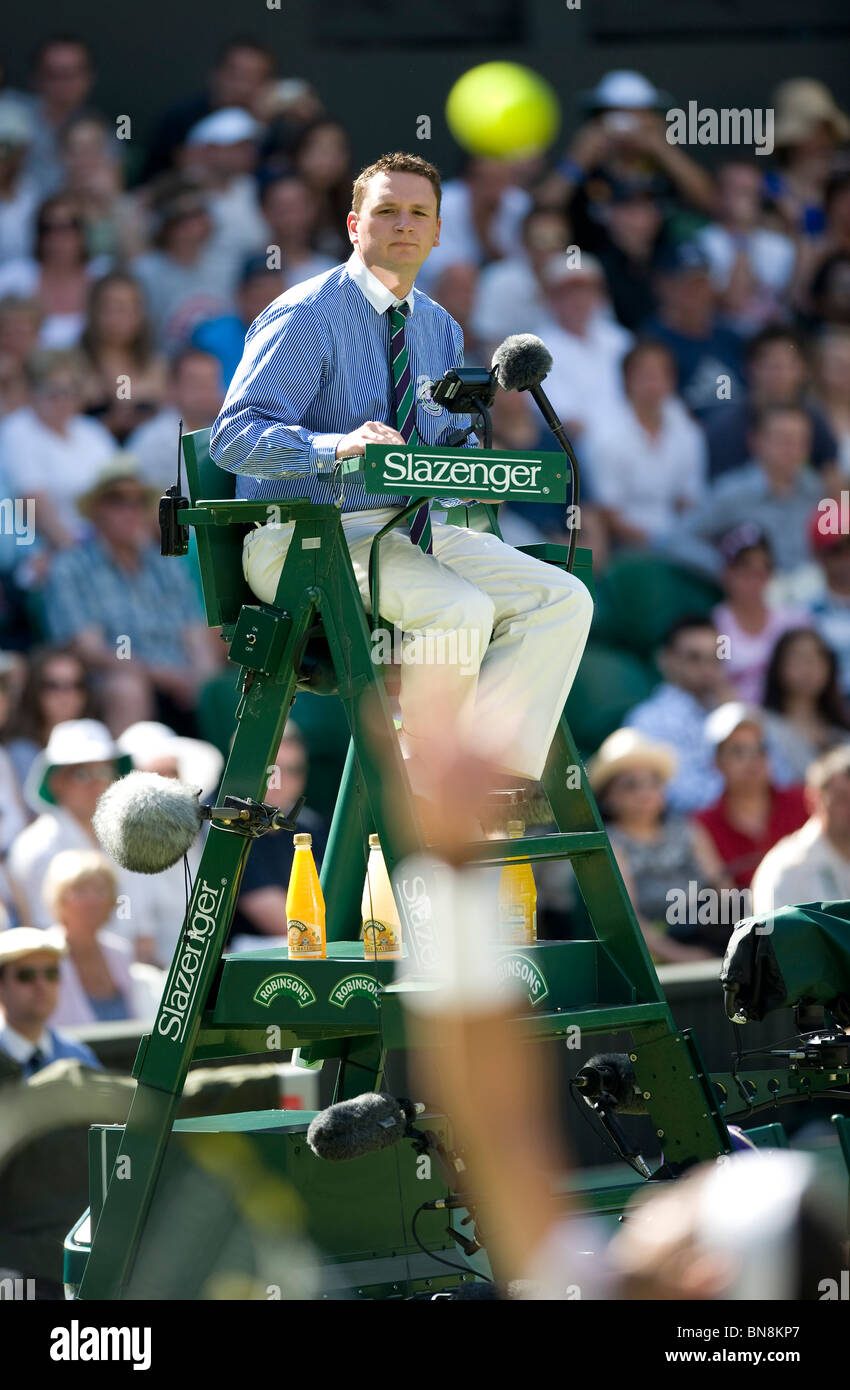 Montres-arbitre jouer sur le court central durant la Wimbledon Tennis Championships 2010 Banque D'Images