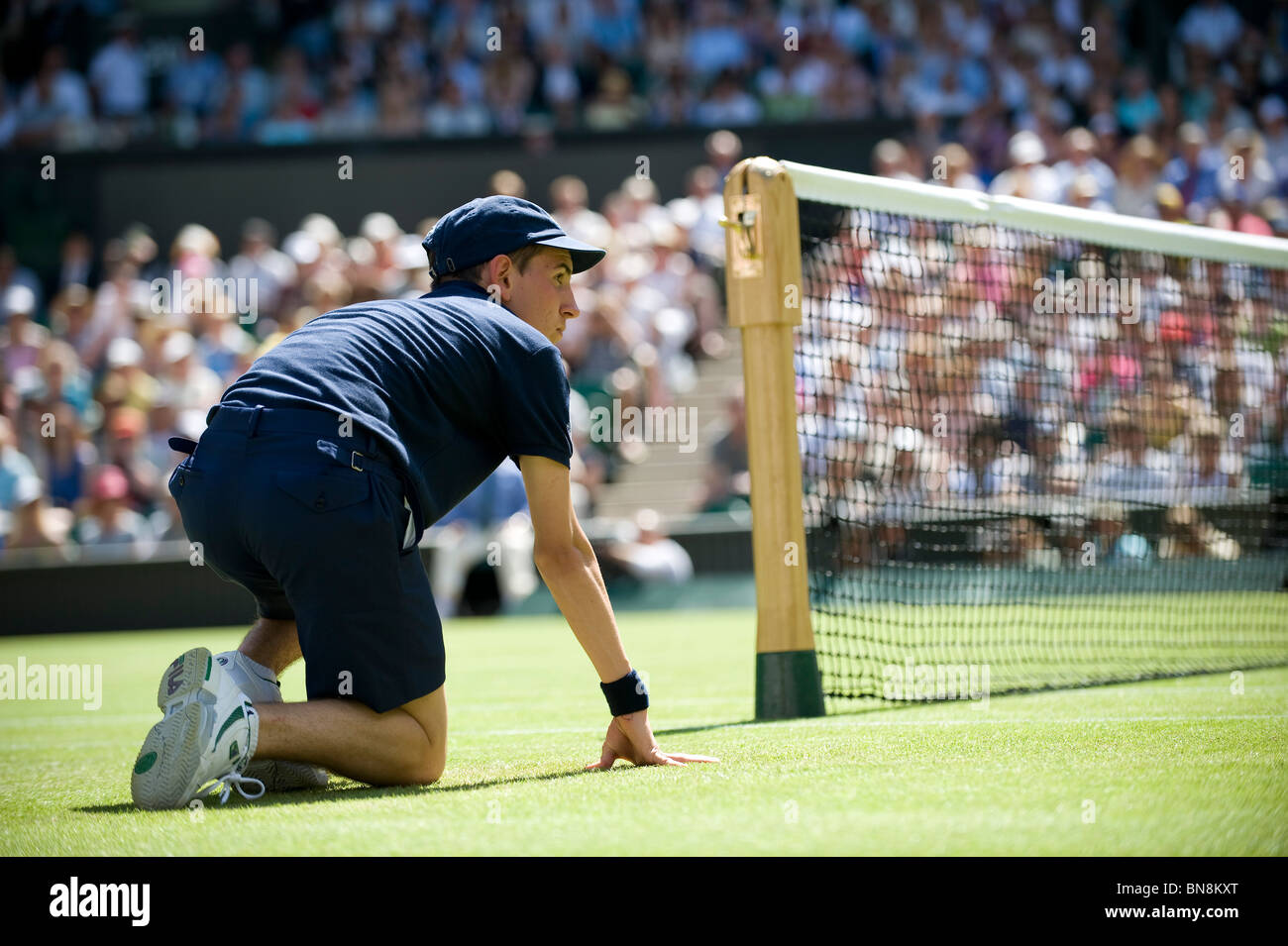 Ball boy attend par le net sur le court central durant la Wimbledon Tennis Championships 2010 Banque D'Images