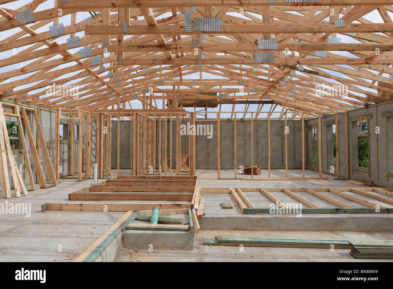 Bloc à la maison avec des fermes de toit en bois, en construction Vue de l'intérieur Banque D'Images