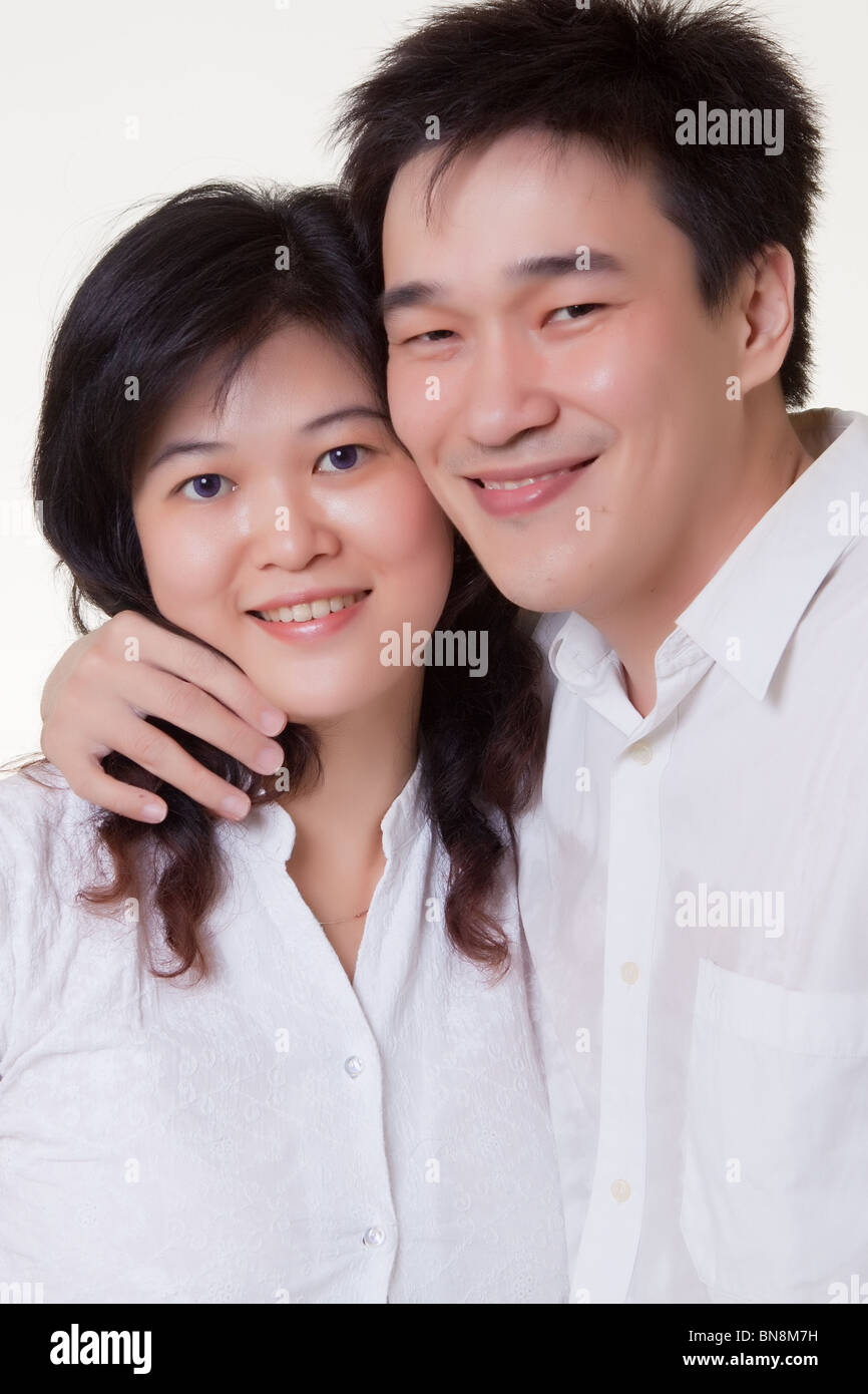 Asian Couple hugging Banque D'Images
