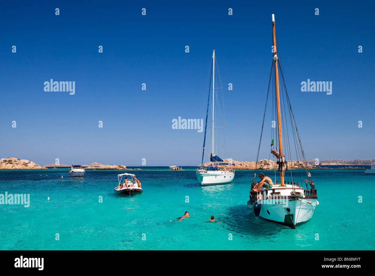 Les yachts au large de l'Île Budelli, partie de l'archipel de La Maddalena en Sardaigne Banque D'Images