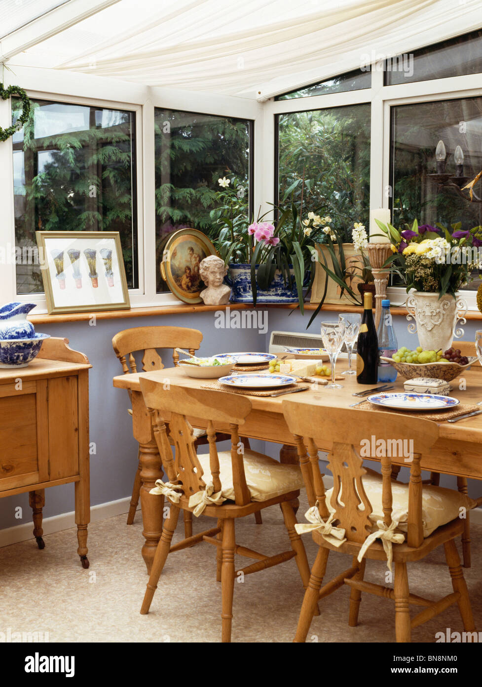 Table Et Chaises Design Pour Veranda Table et chaises en bois en petite véranda salle à manger Photo Stock -  Alamy
