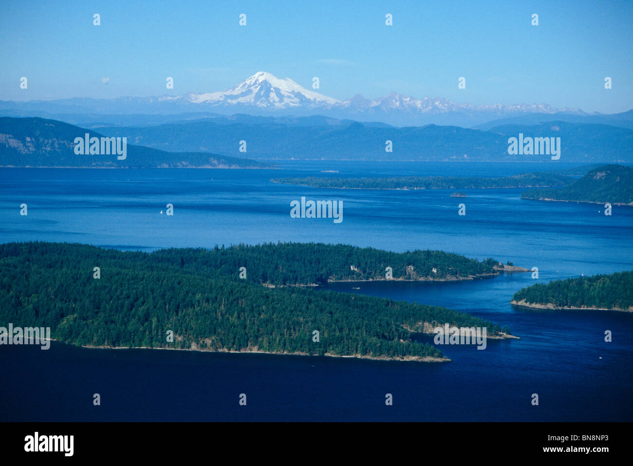 Le Comté de San Juan, WA Vue aérienne des îles San Juan avec Mount Baker à l'horizon Banque D'Images