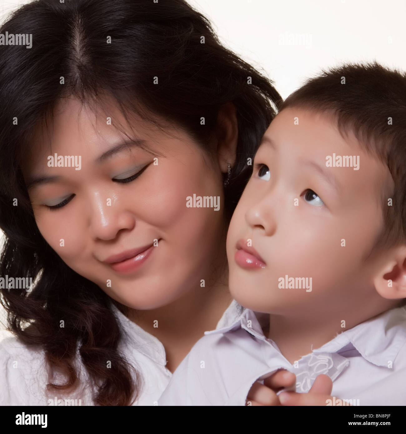 Maman asiatique avec fils Banque D'Images