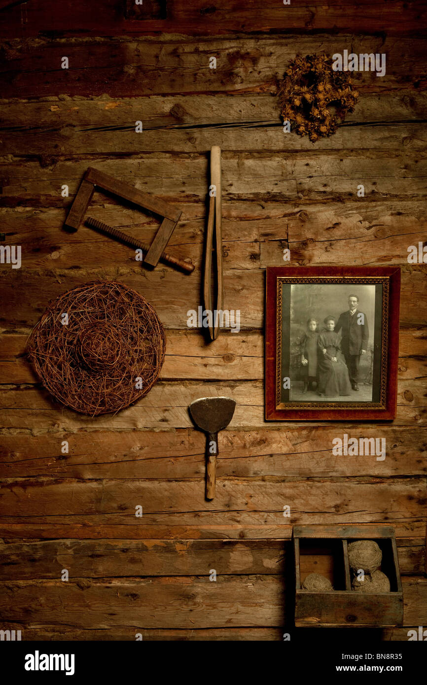 Mur en bois avec éléments anciens comme décorations Banque D'Images