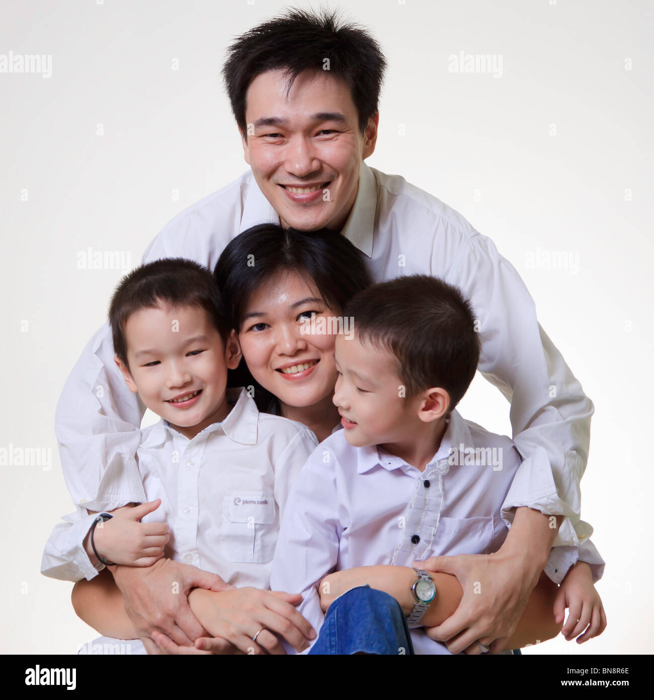 La famille asiatique, maman et papa de deux garçons Banque D'Images
