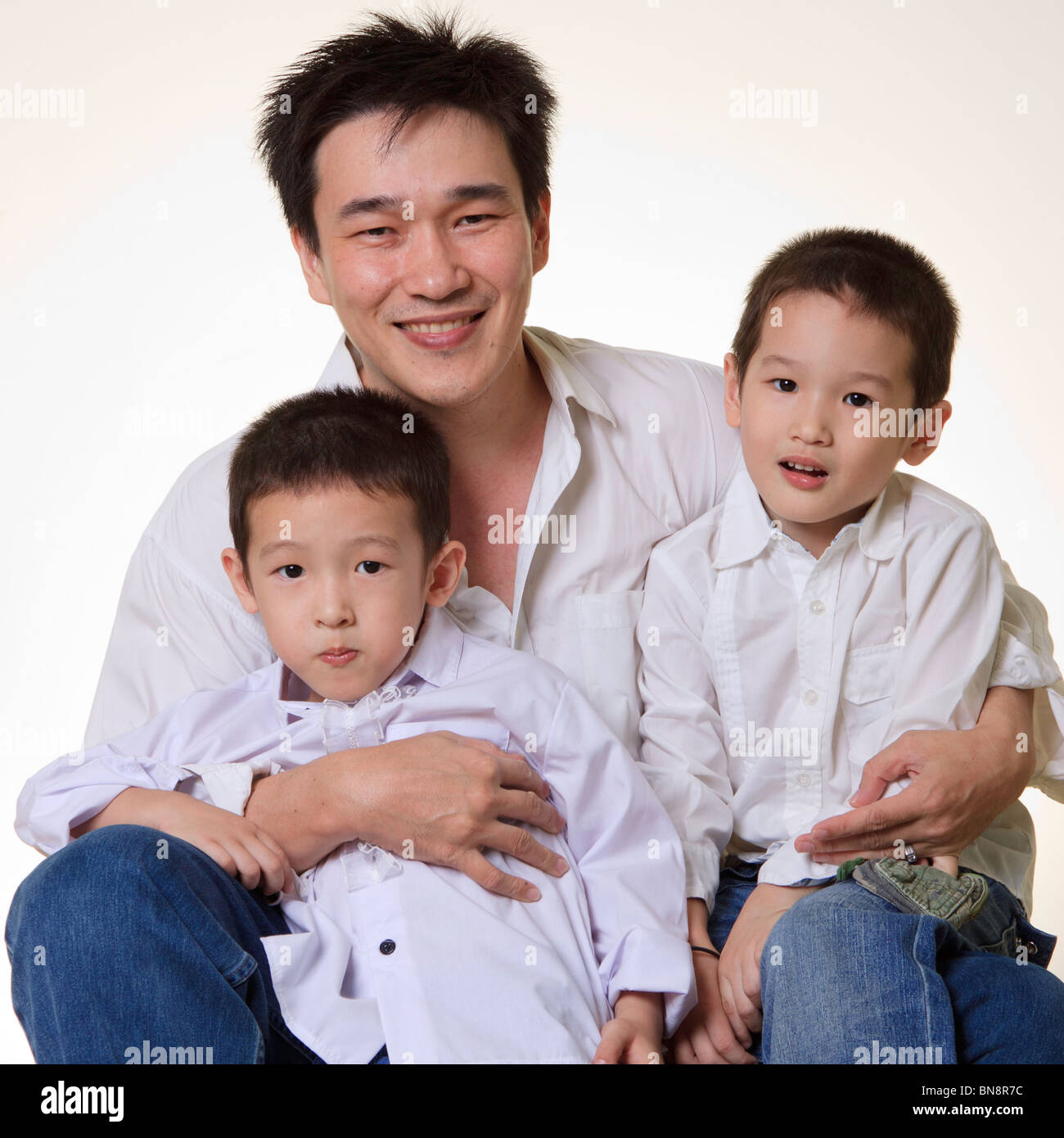 Papa asiatique avec deux fils Banque D'Images