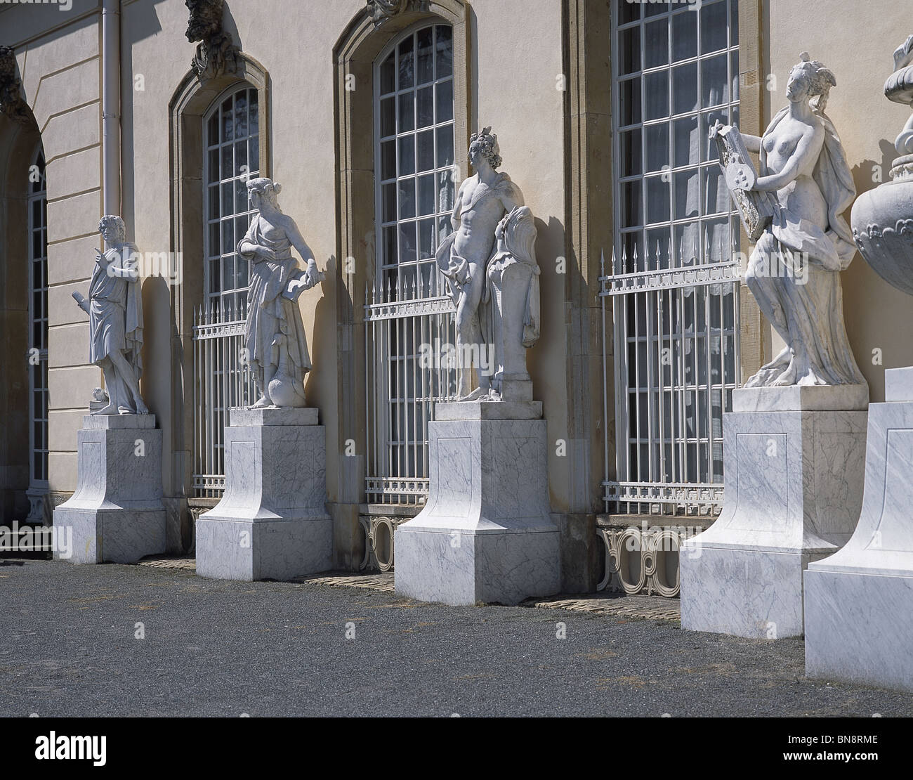 Le Palais de Sans-Souci, Potsdam, Allemagne. Bildergalerie Galerie Photo par J.C. Buring de Frédéric II le Grand de Prusse. Statues Banque D'Images