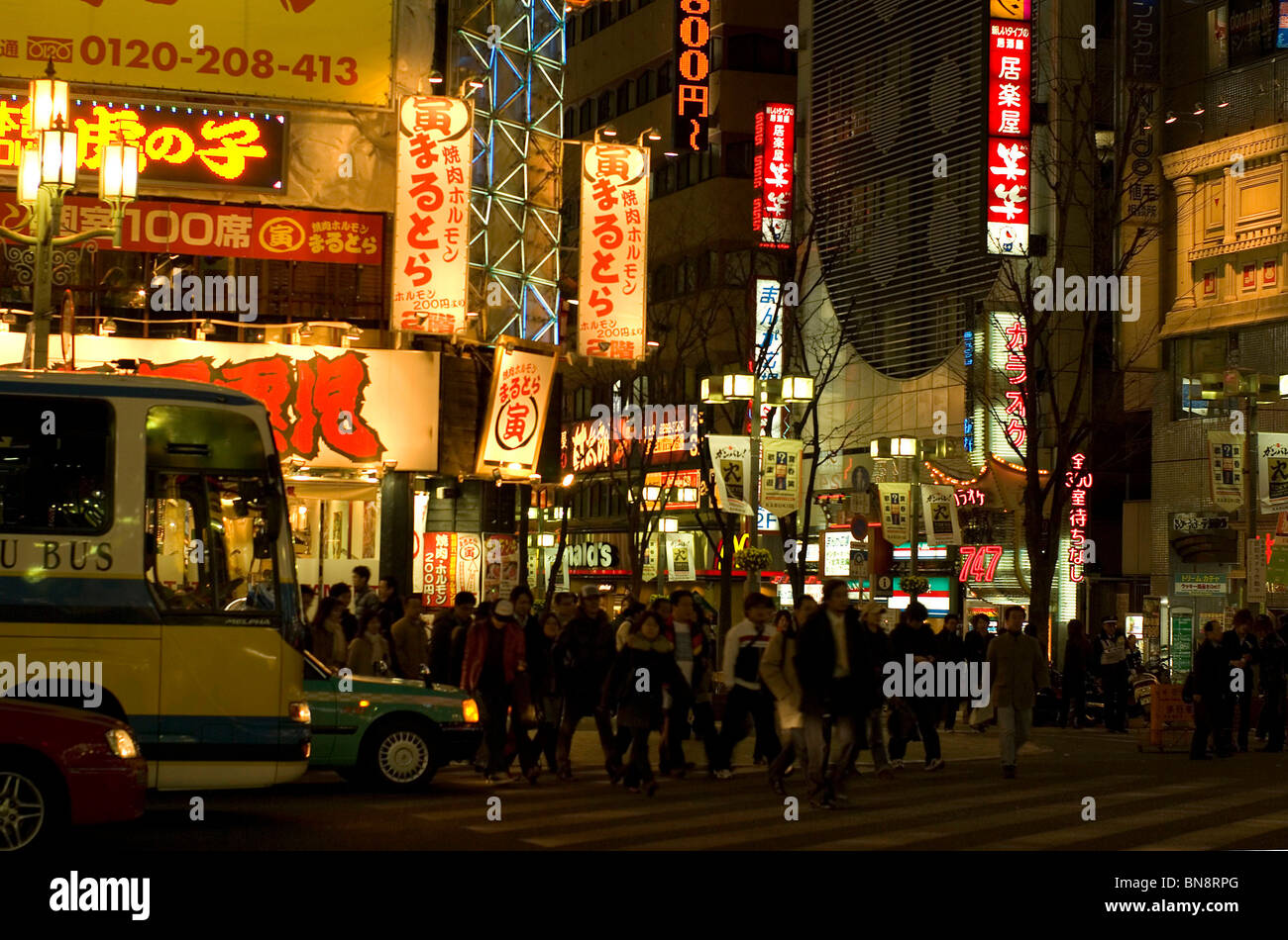 Le centre-ville de Tokyo, le quartier de Shinjuku. Banque D'Images