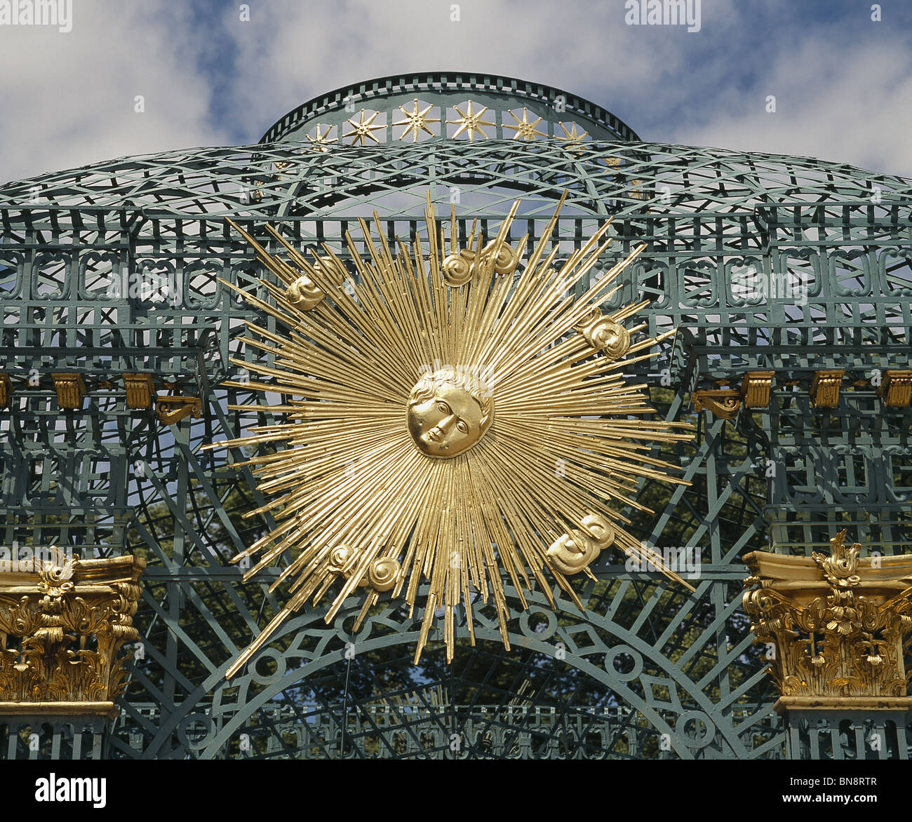 Le Palais de Sans-Souci, Potsdam, Allemagne. Par Frédéric II (le Grand) de Prusse pavillon de jardin en fer forgé avec Sunburst doré Banque D'Images