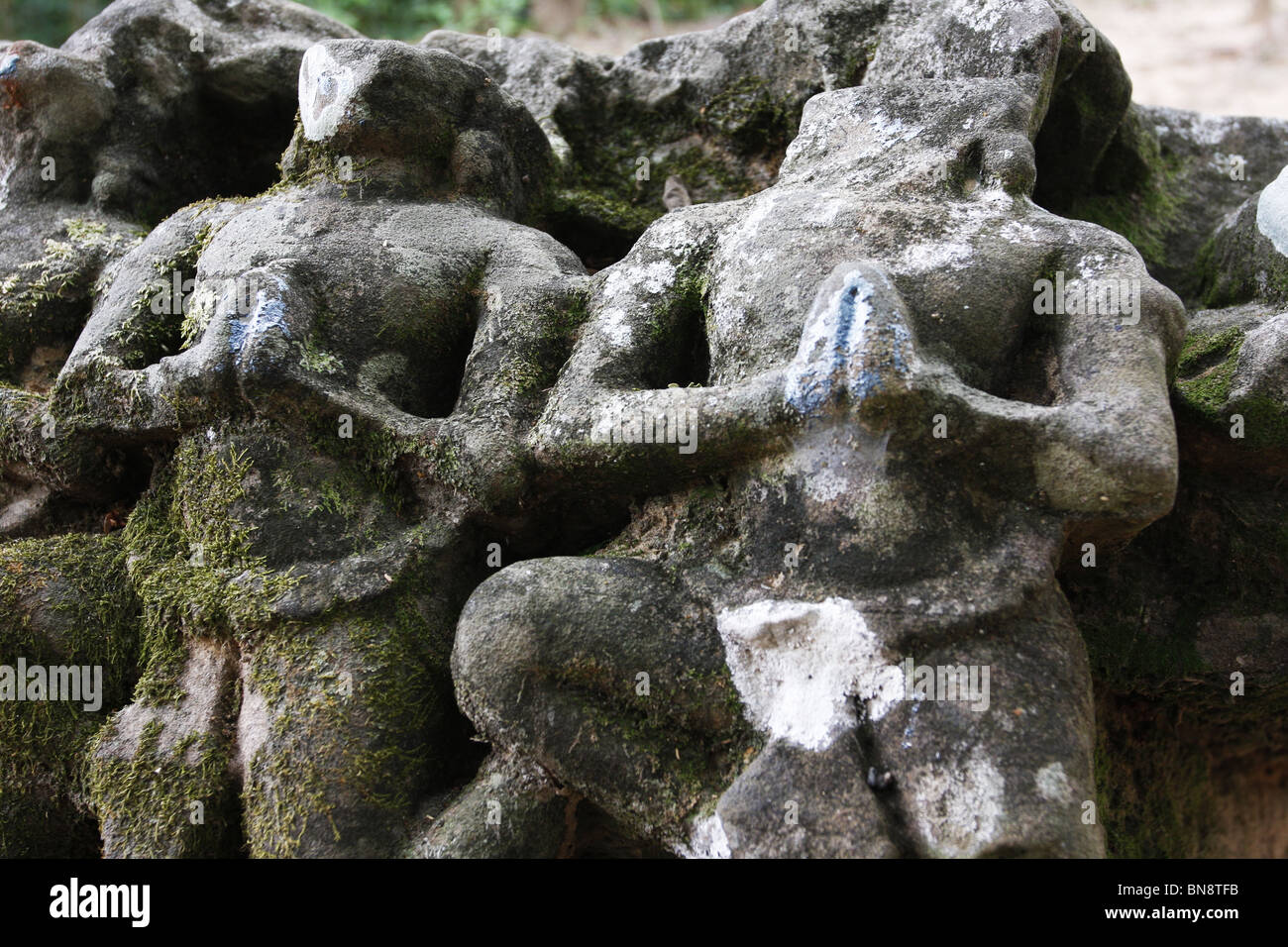 Personnages masculins que dans la prière au temple de Preah Khan, Parc archéologique d'Angkor, Cambodge Banque D'Images