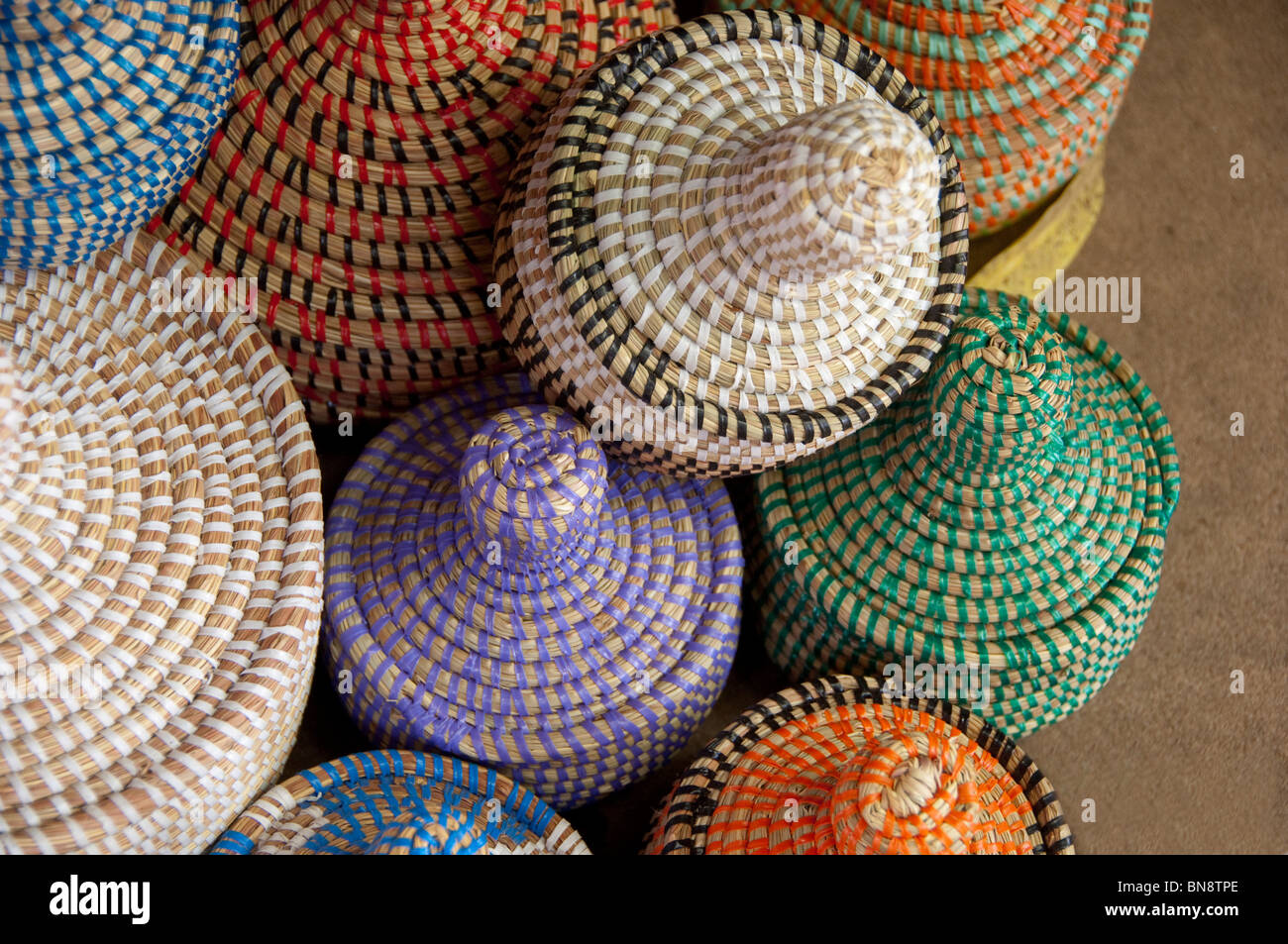 L'Afrique, Gambie. Capitale de Banjul. Marché Albert & Banjul marché artisanal, fabriqué à la main en couleurs des paniers. Banque D'Images