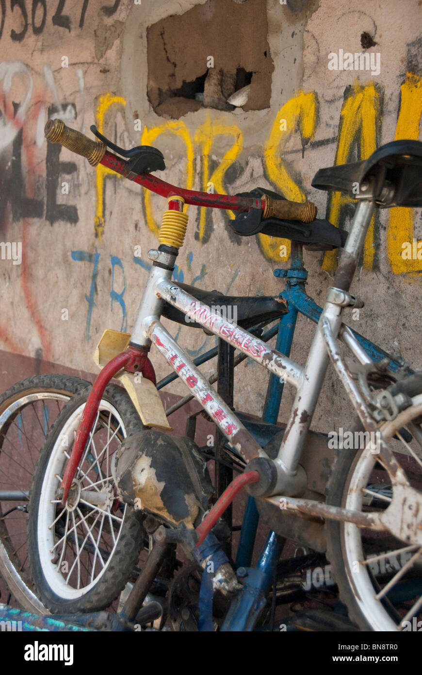 L'Afrique, Gambie. Capitale de Banjul. Marché Albert, vélos d'occasion à vendre. Banque D'Images