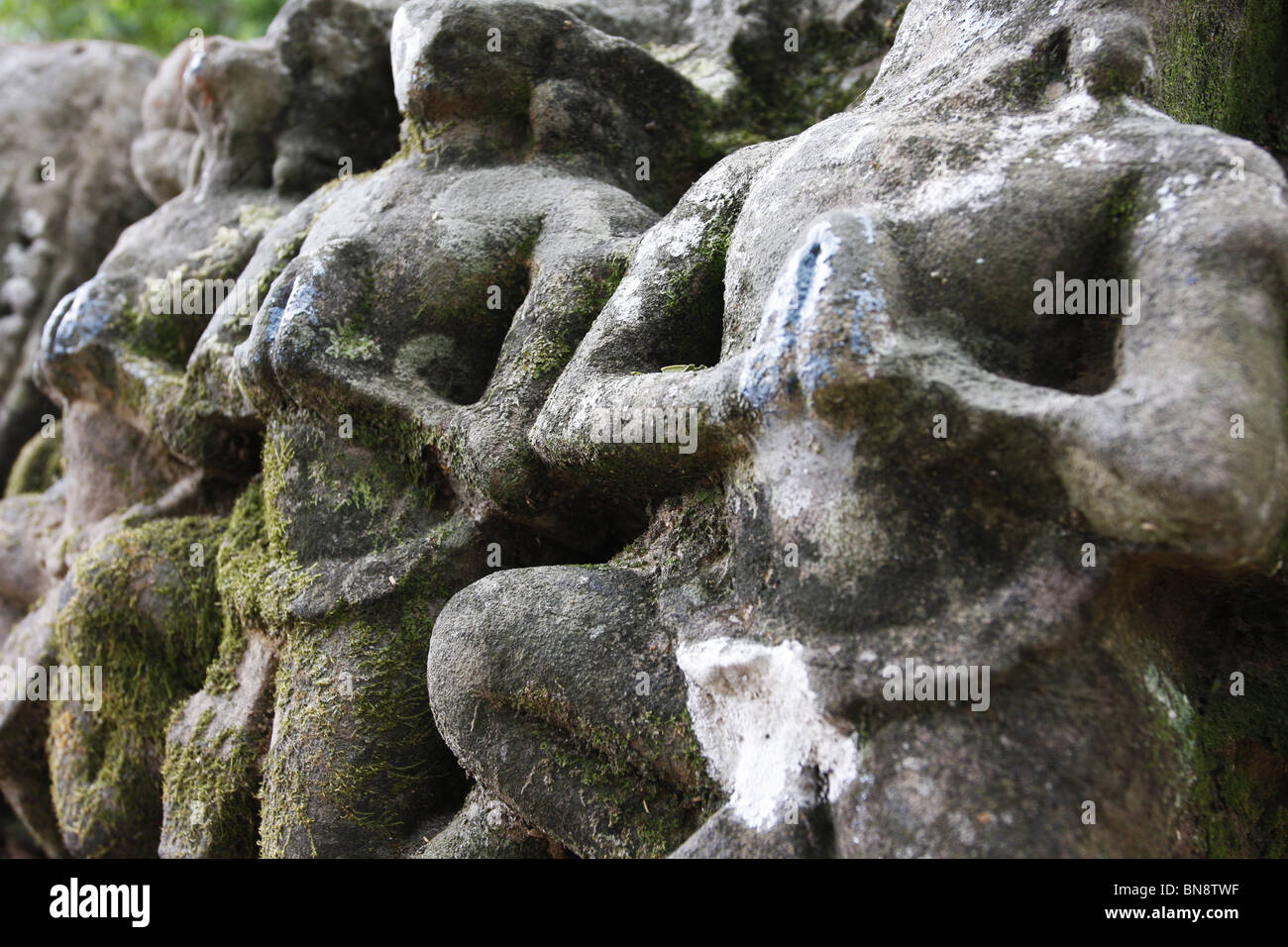 Personnages masculins que dans la prière au temple de Preah Khan, Parc archéologique d'Angkor, Cambodge Banque D'Images