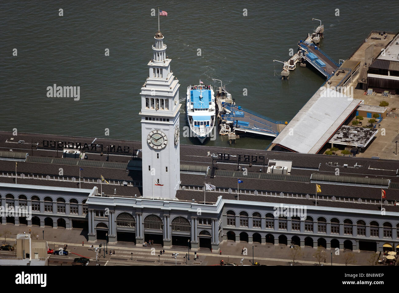 Vue aérienne au-dessus d'Embarcadero Ferry Building Port de San Francisco Banque D'Images