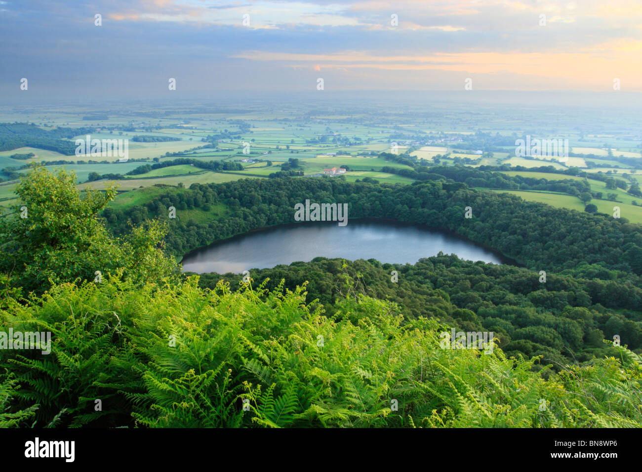 Goremire lac au crépuscule Vue de dessus Whitestone Cliff dans North York Moors national park Banque D'Images