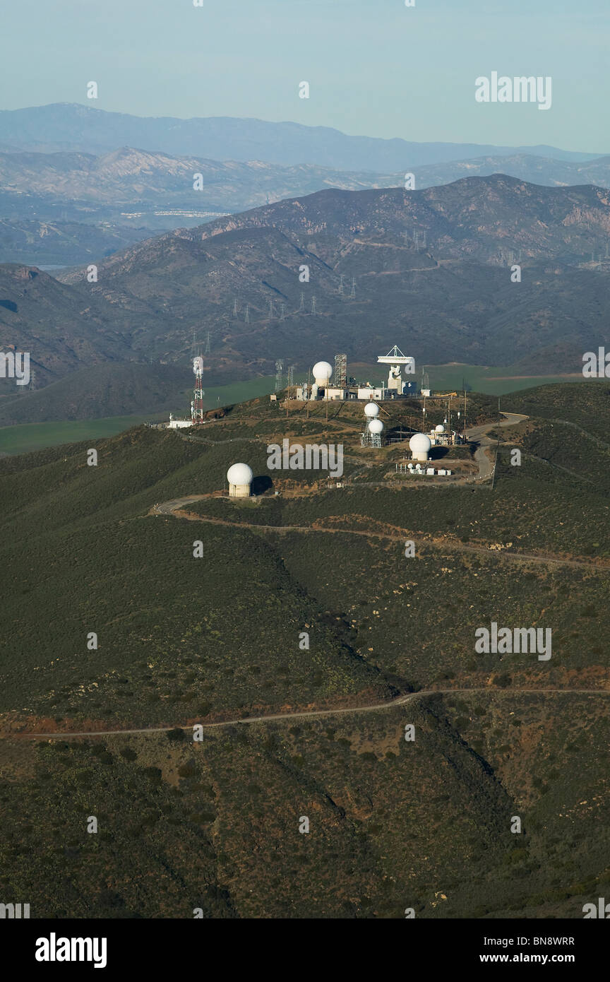 Vue aérienne au-dessus de l'équipement de télécommunications cellulaires radar montagnes de Santa Ynez, près de Santa Barbara en Californie Banque D'Images