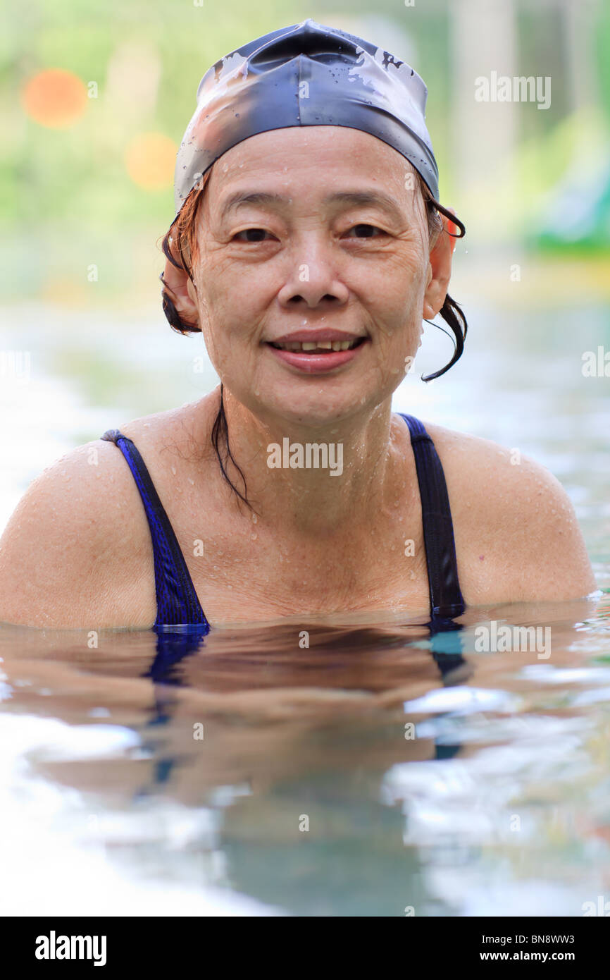 Senior Asian Woman in swimming pool Banque D'Images