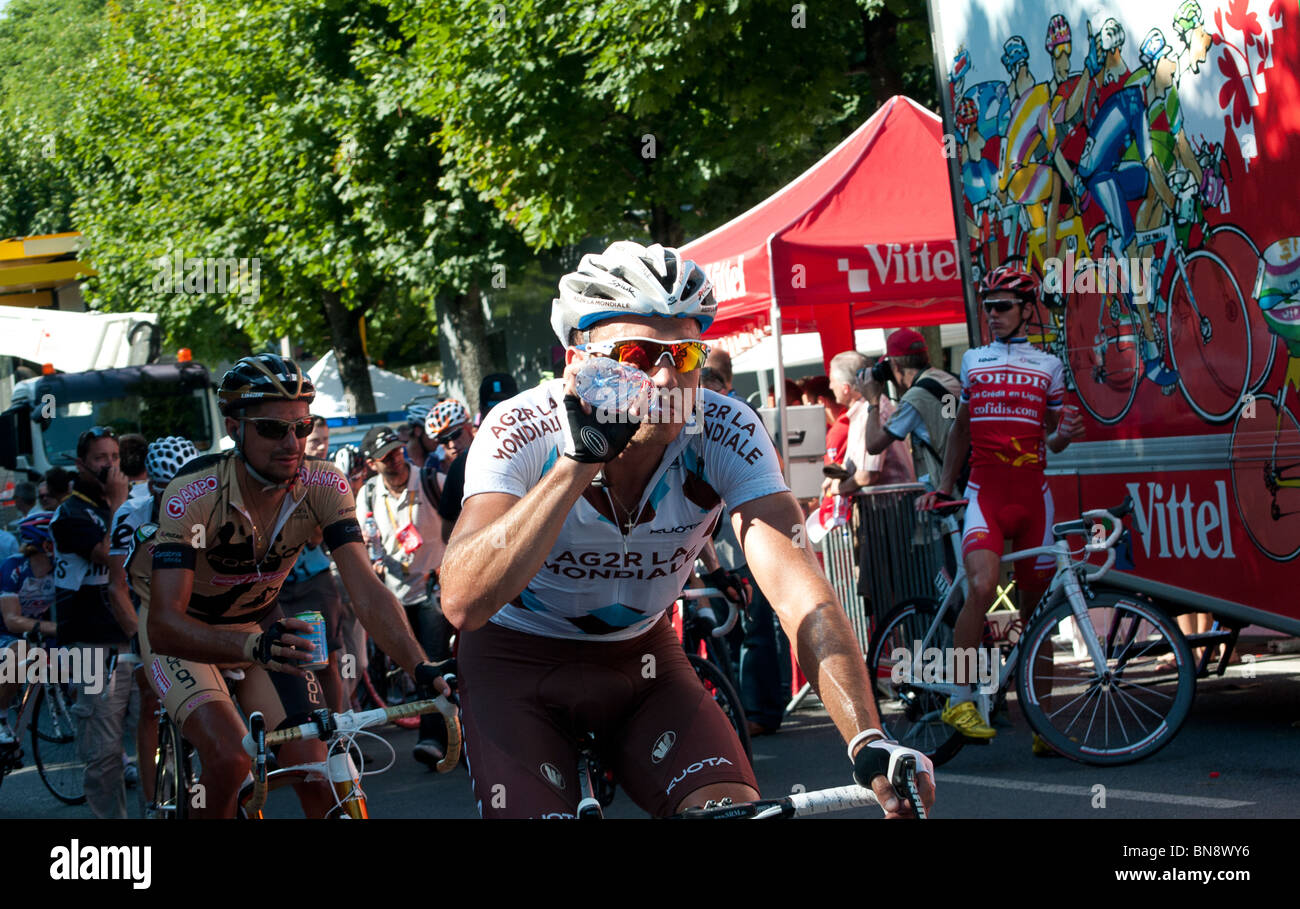 Tour de France 2010 - Étape 4 (Cambrai- Reims) - AG2R rider lui-même rafraîchissant après la ligne d'arrivée Banque D'Images