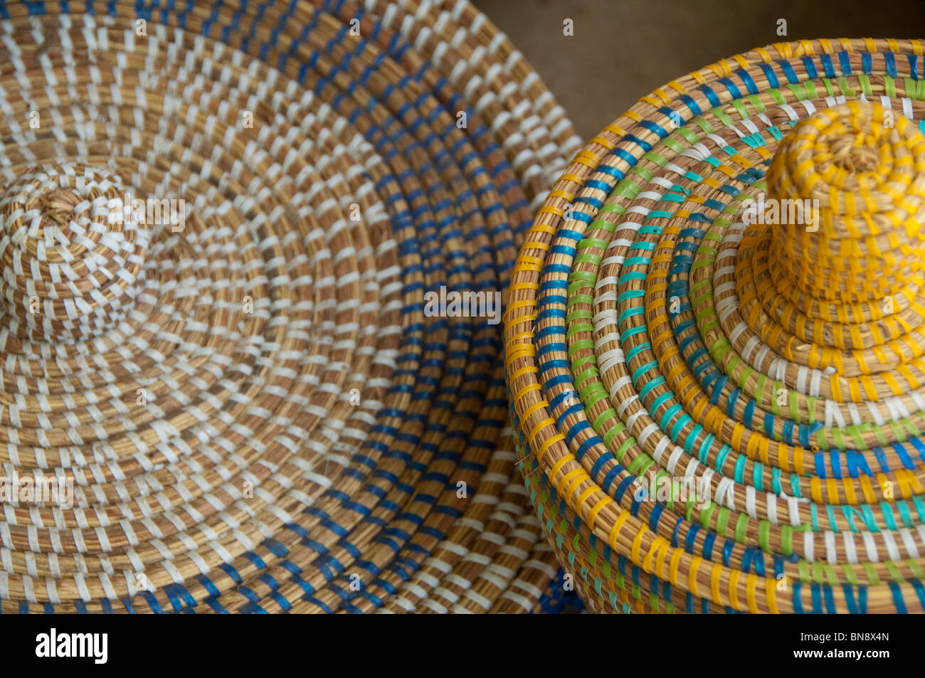 L'Afrique, Gambie. Capitale de Banjul. Marché Albert & Banjul marché artisanal, fabriqué à la main en couleurs des paniers. Banque D'Images