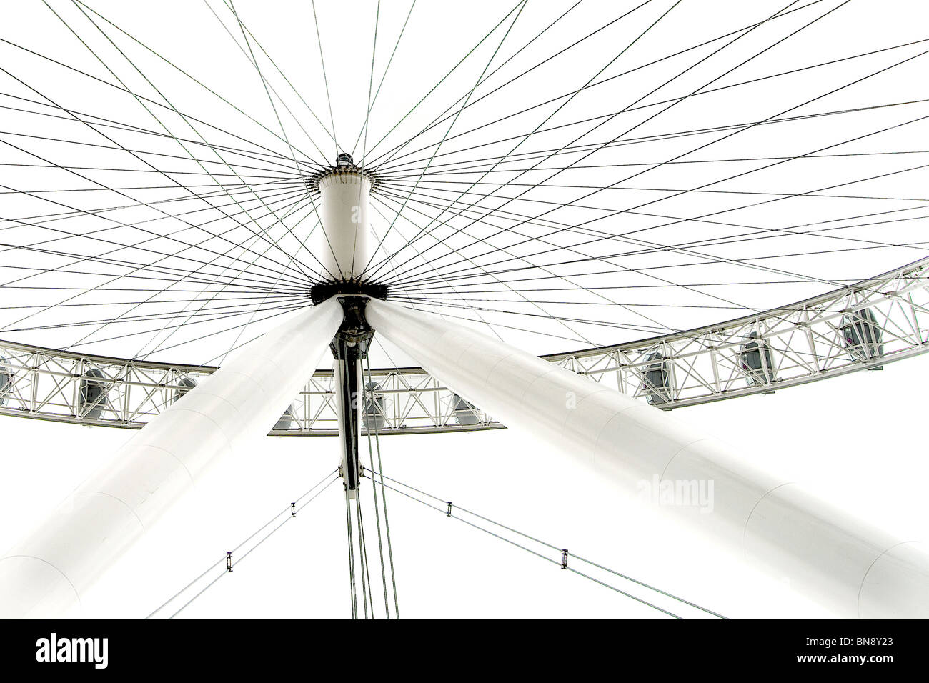 Image à contraste élevé du London Eye à partir d'un angle inhabituel. Banque D'Images