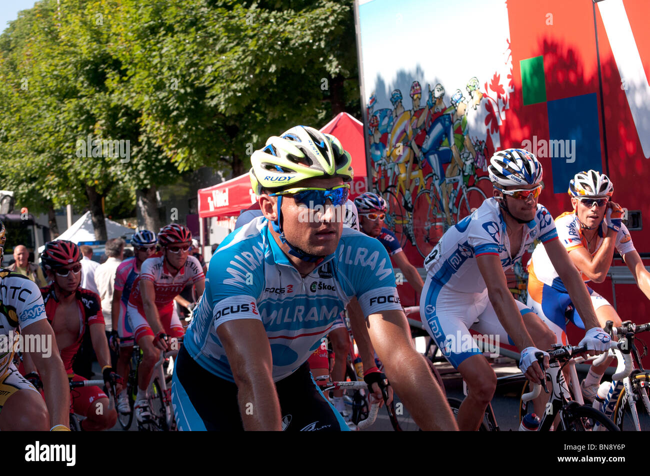 Tour de France 2010 - Étape 4 (Cambrai- Reims) - L'équipe cycliste Milram, parmi d'autres coureurs, après la ligne d'arrivée Banque D'Images