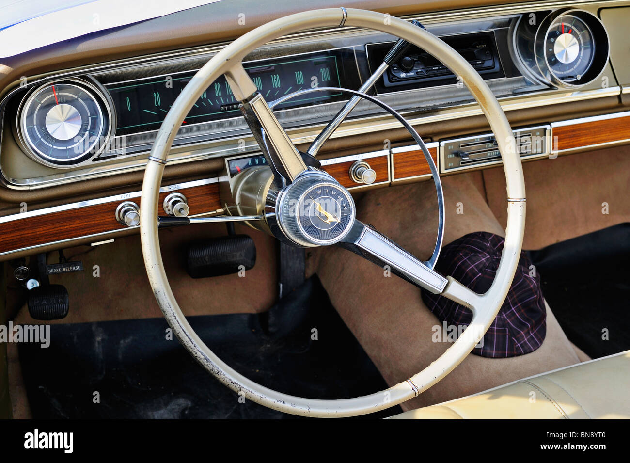 Détail de la planche de bord d'une Chevrolet Impala convertible 1965 Banque D'Images