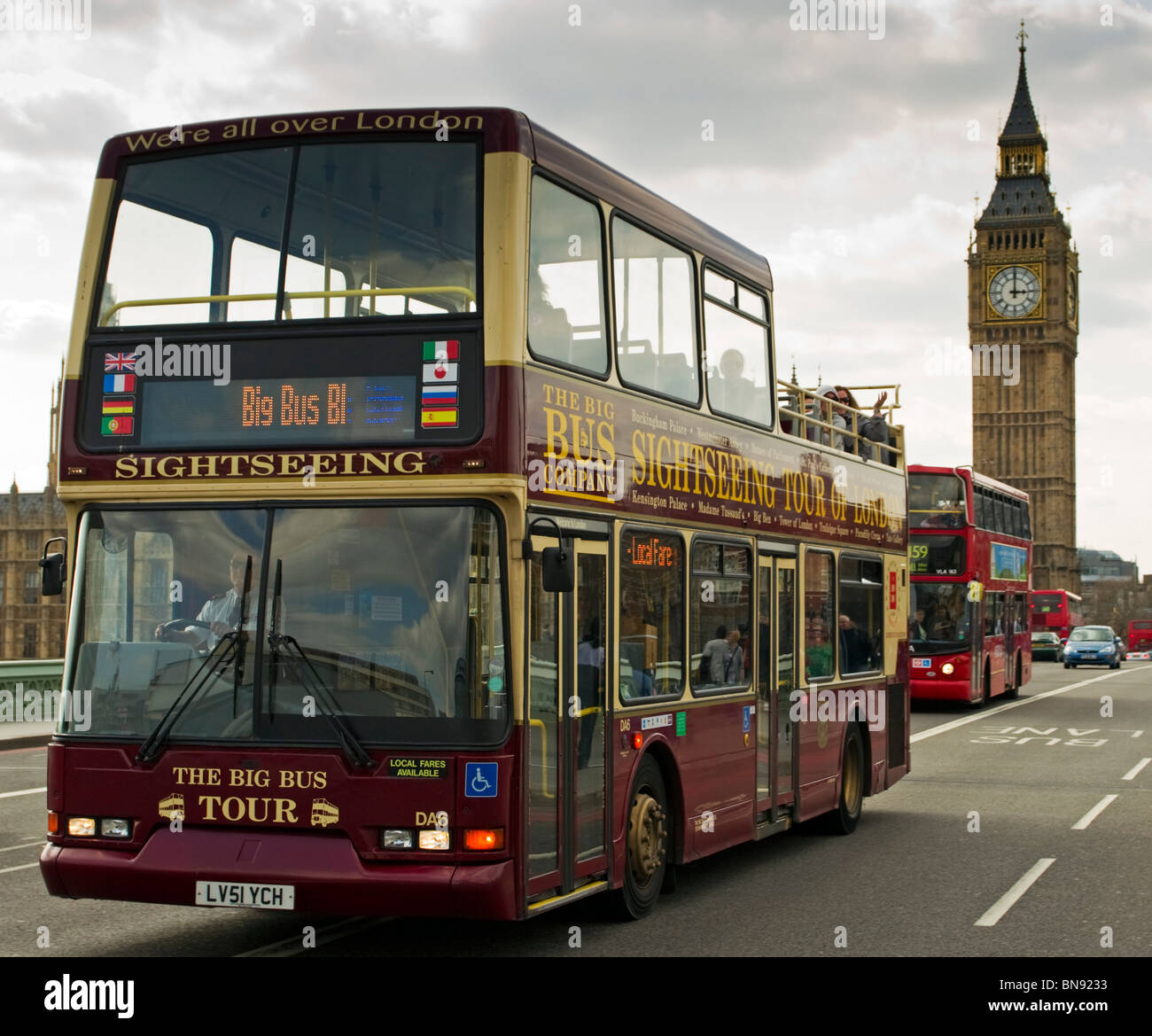 Bus de tourisme, le pont de Westminster, Londres, Dimanche, Avril 11, 2010. Banque D'Images
