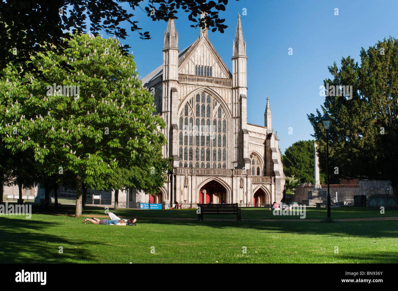 La cathédrale de Winchester au début de l'été avec les marronniers en fleurs Banque D'Images