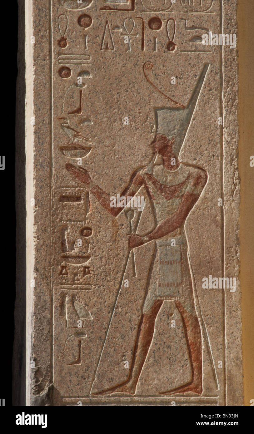 Relief représentant Hatchepsout et hiéroglyphe sur les murs. Temple d'Hatchepsout. Deir el-Bahari. L'Égypte. Banque D'Images