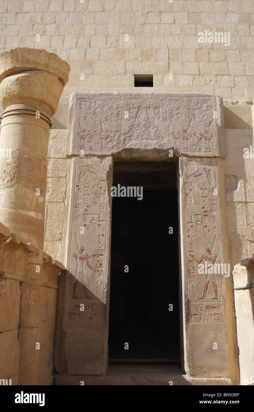 Temple d'Hatchepsout. Porte avec polychromie reliefs représentant le pharaon Hatshepsout avec attributs masculins. L'Égypte. Banque D'Images