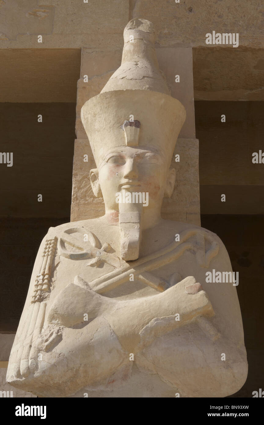 Hatchepsout (1508-1458 b.C). Deuxième pharaon de la xviiie dynastie. Statues osirienne. Temple de Deir El Bahari. Thèbes. L'Égypte. Banque D'Images