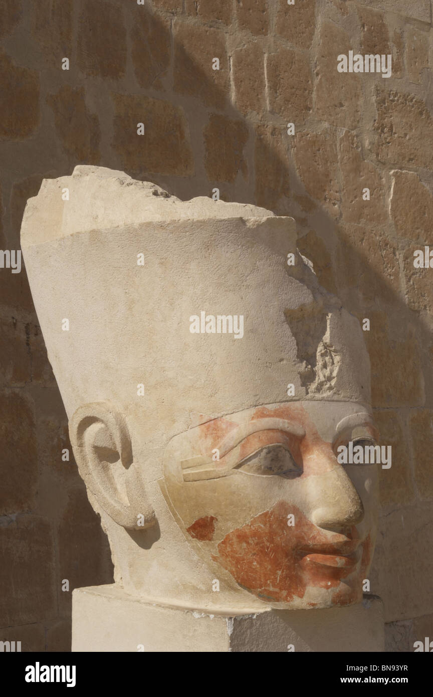 Hatchepsout (1508-1458 b.C). Deuxième pharaon de la xviiie dynastie. Statues osirienne. Temple de Deir El Bahari. Thèbes. L'Égypte. Banque D'Images