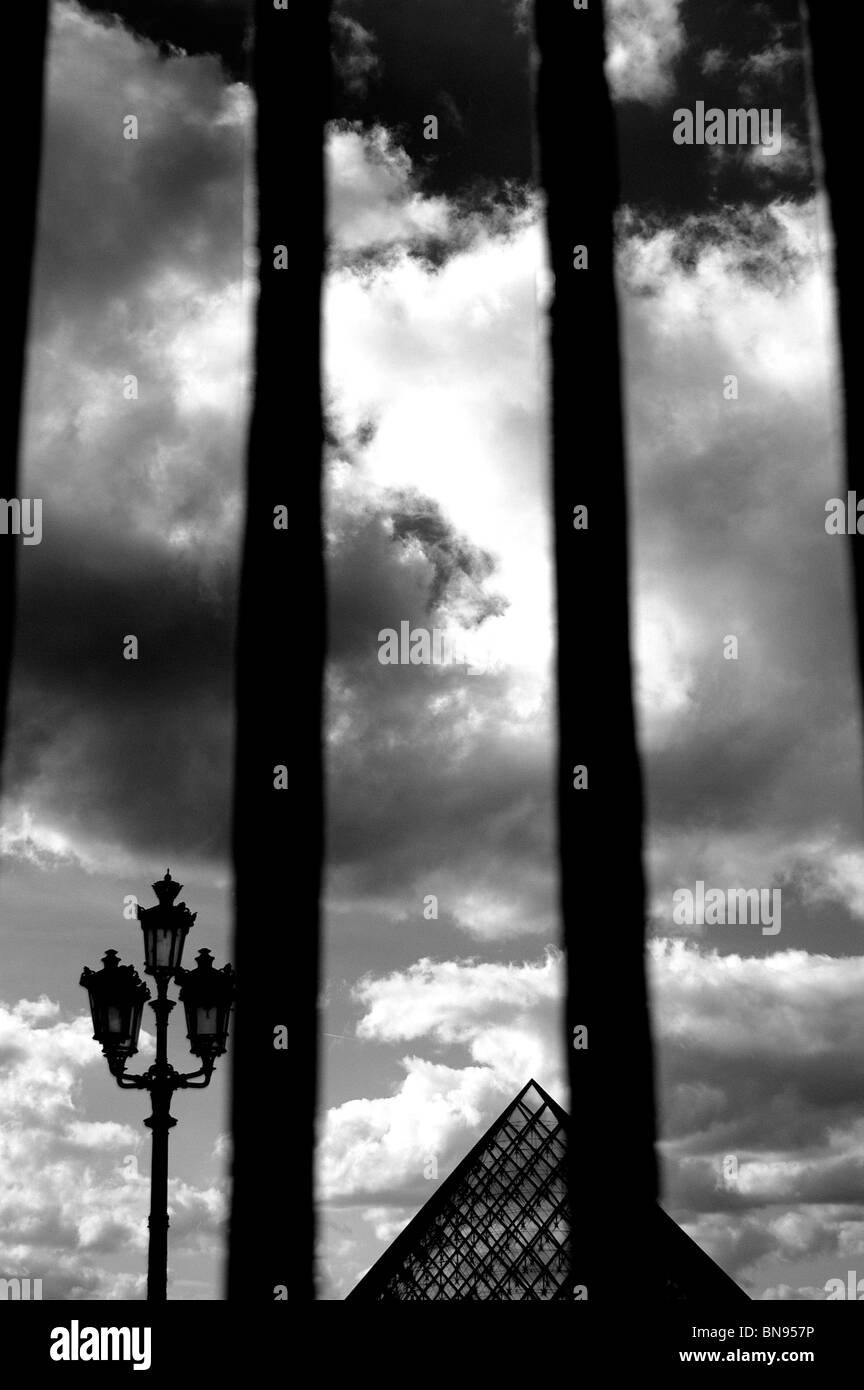 Pyramide du Louvre Banque D'Images