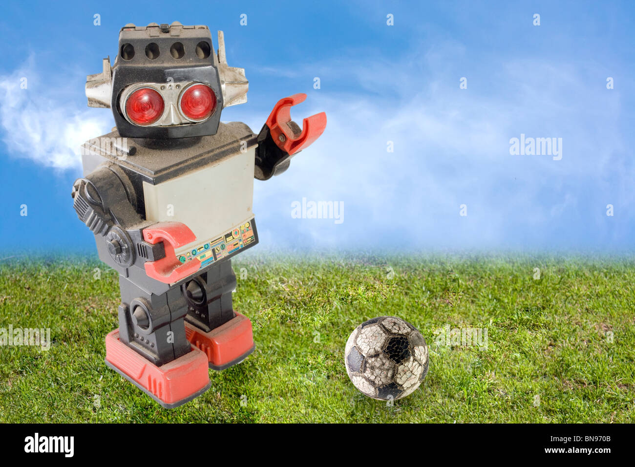 Robot joueur de foot sur herbe Banque D'Images