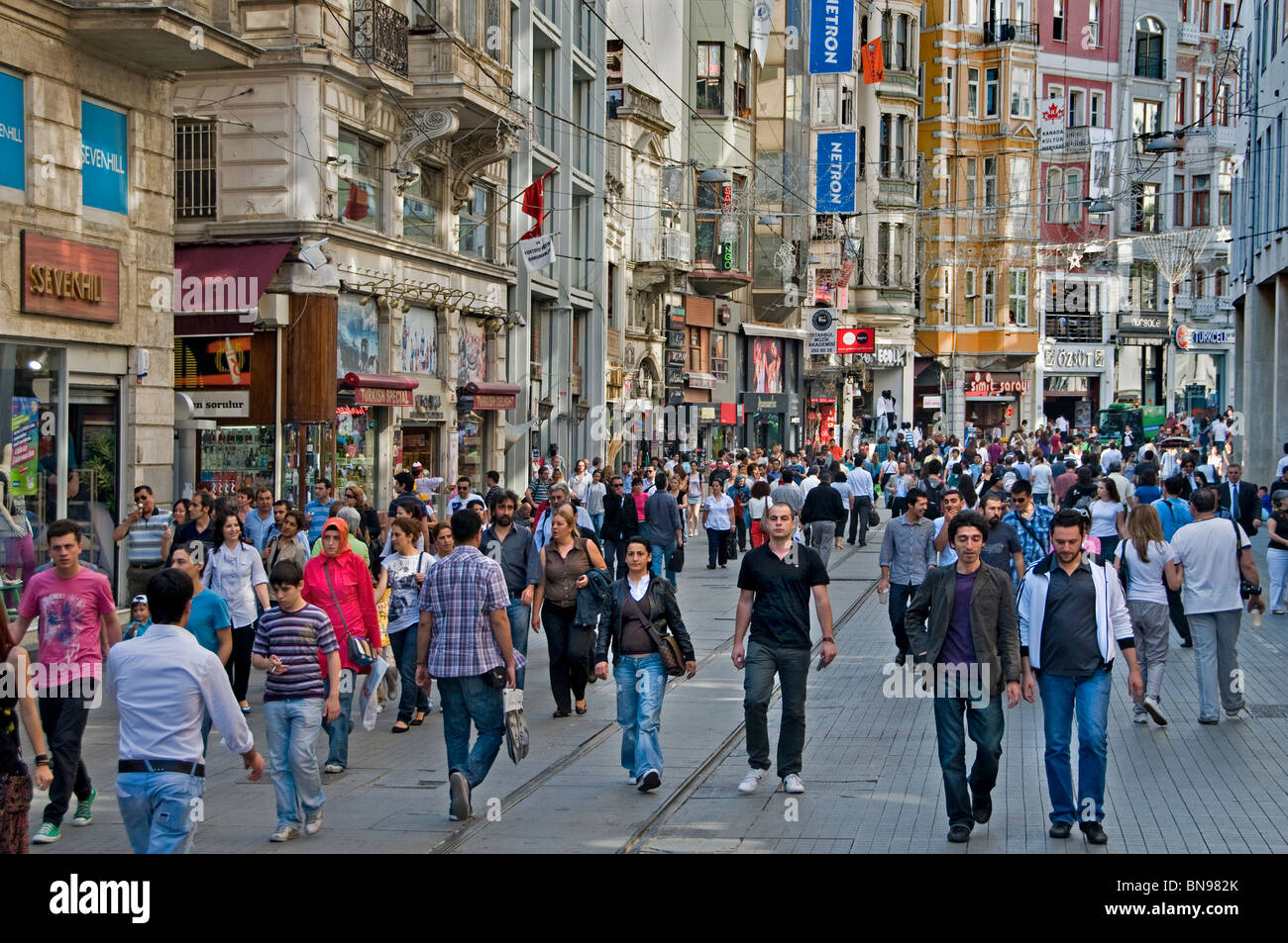 Istanbul Istiklal Caddesi Beyoglu quartier rue commerçante Banque D'Images