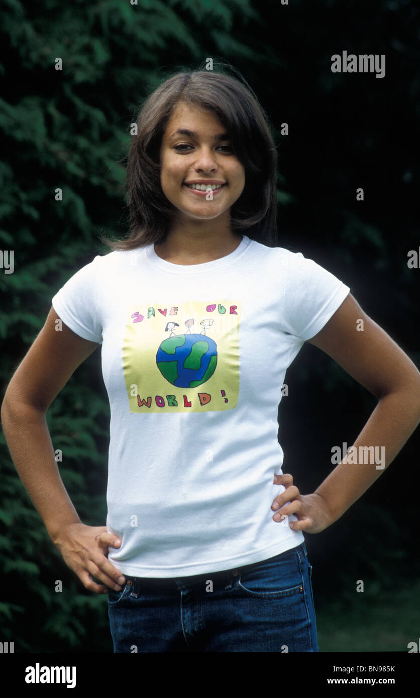 Teenage girl posing à sauver le monde Tshirt Banque D'Images