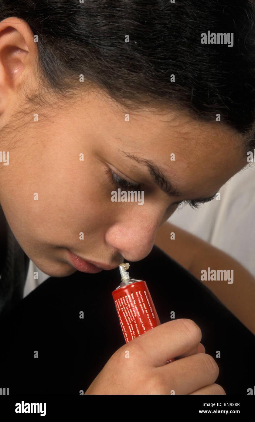 Teenage girl inhaler de la colle de prendre de haut Banque D'Images