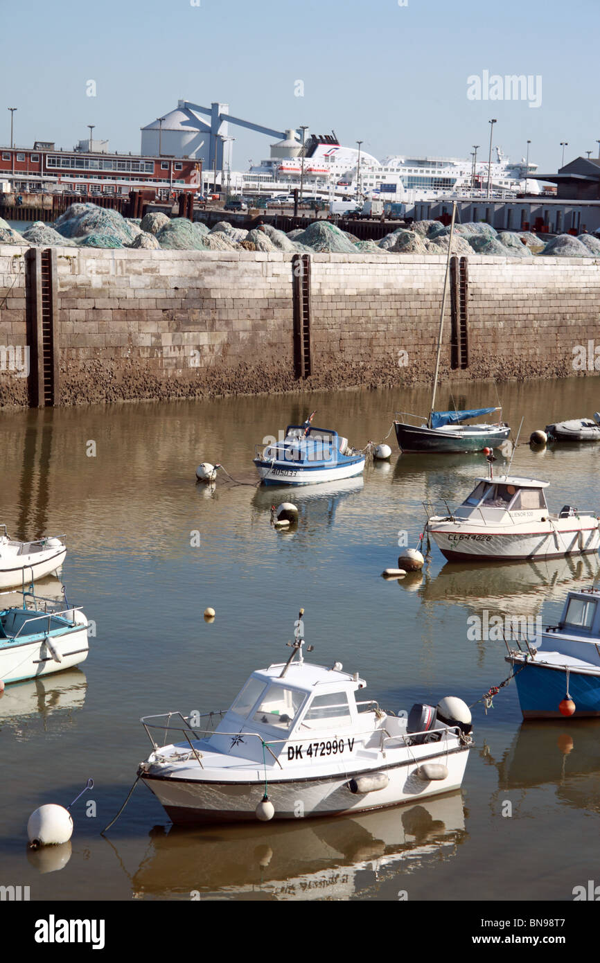 Les bateaux de pêche dans le bassin du Paradis à marée basse, Port, Calais, pas de Calais, France Banque D'Images