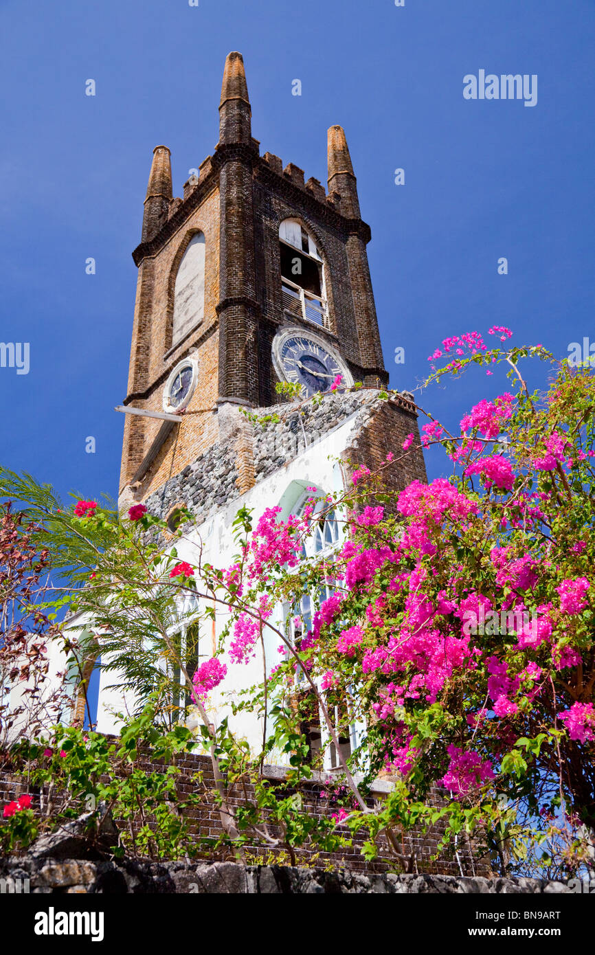 Un vieux clocher de l'église avec des fleurs de bougainvilliers à St George's, Grenade, dans les Antilles. Banque D'Images