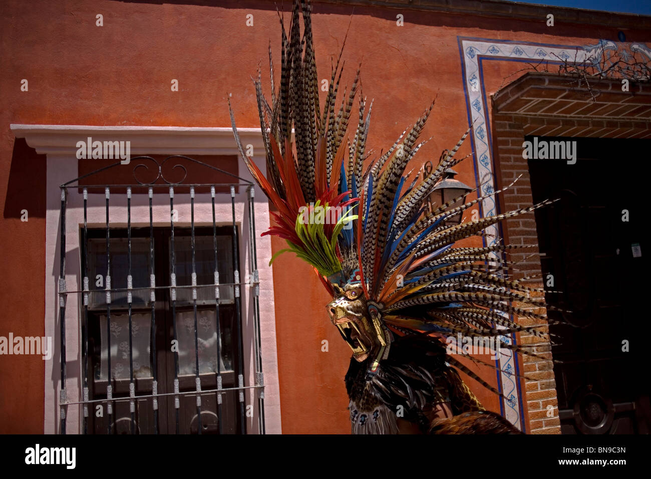 Un Conchero, portant un masque, de la danse au cours de l'équinoxe du printemps fête dans la Peña de Bernal, Queretaro, Mexique Banque D'Images