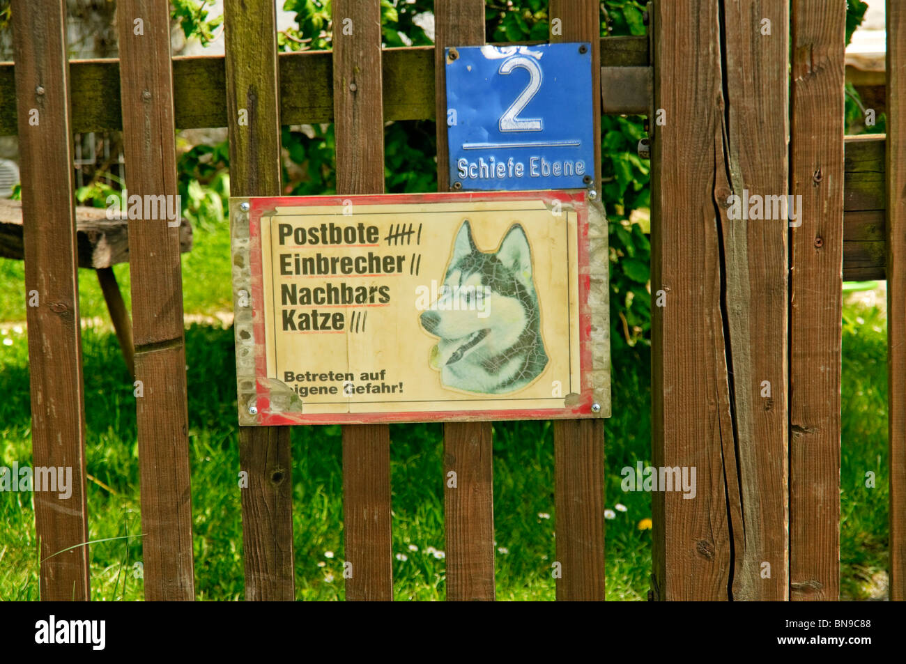 Signe de l'avertissement d'humour chien en clôture d'une maison privée en Allemagne. Banque D'Images