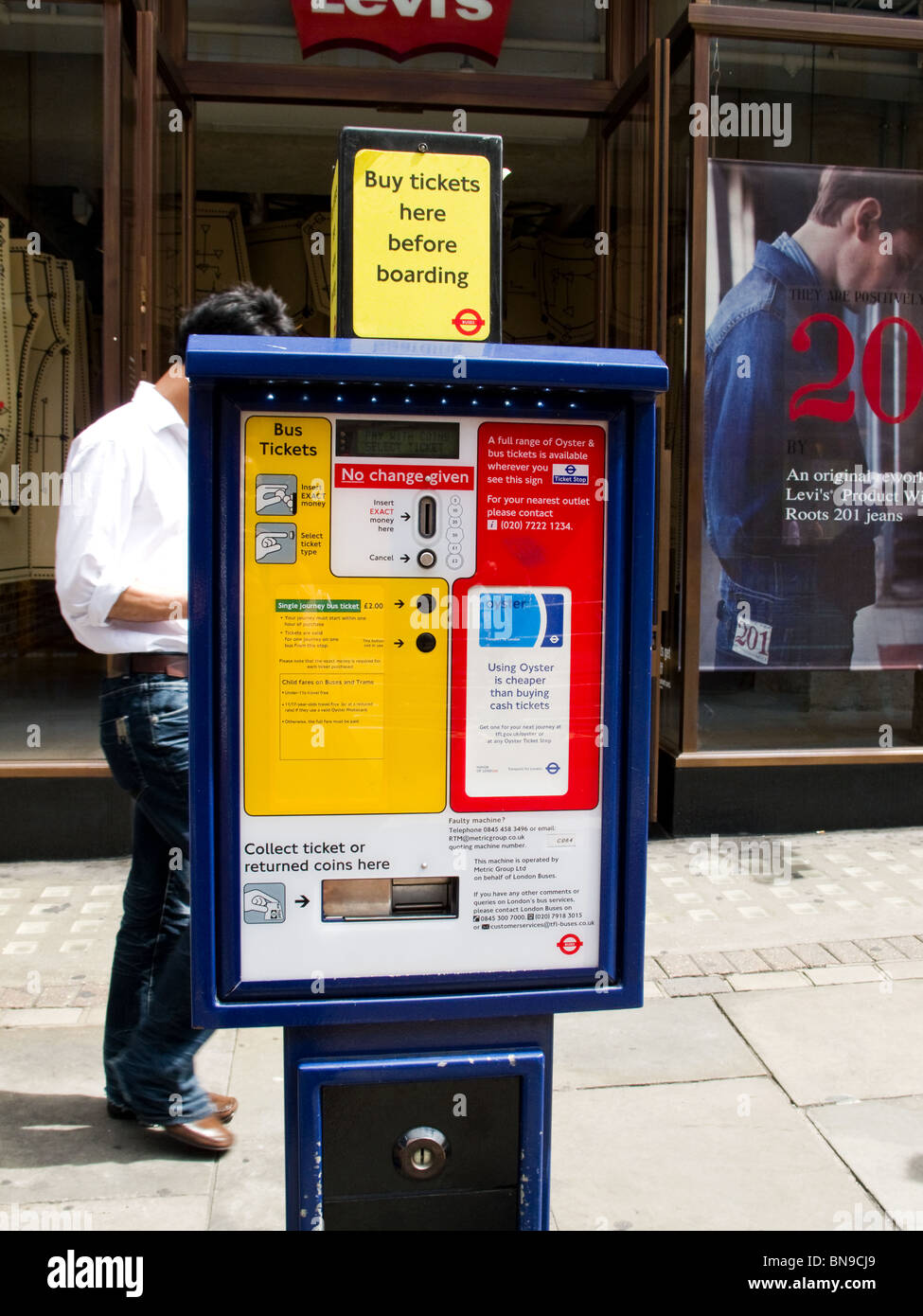Un distributeur de billet de bus dans une rue de Londres Photo Stock - Alamy