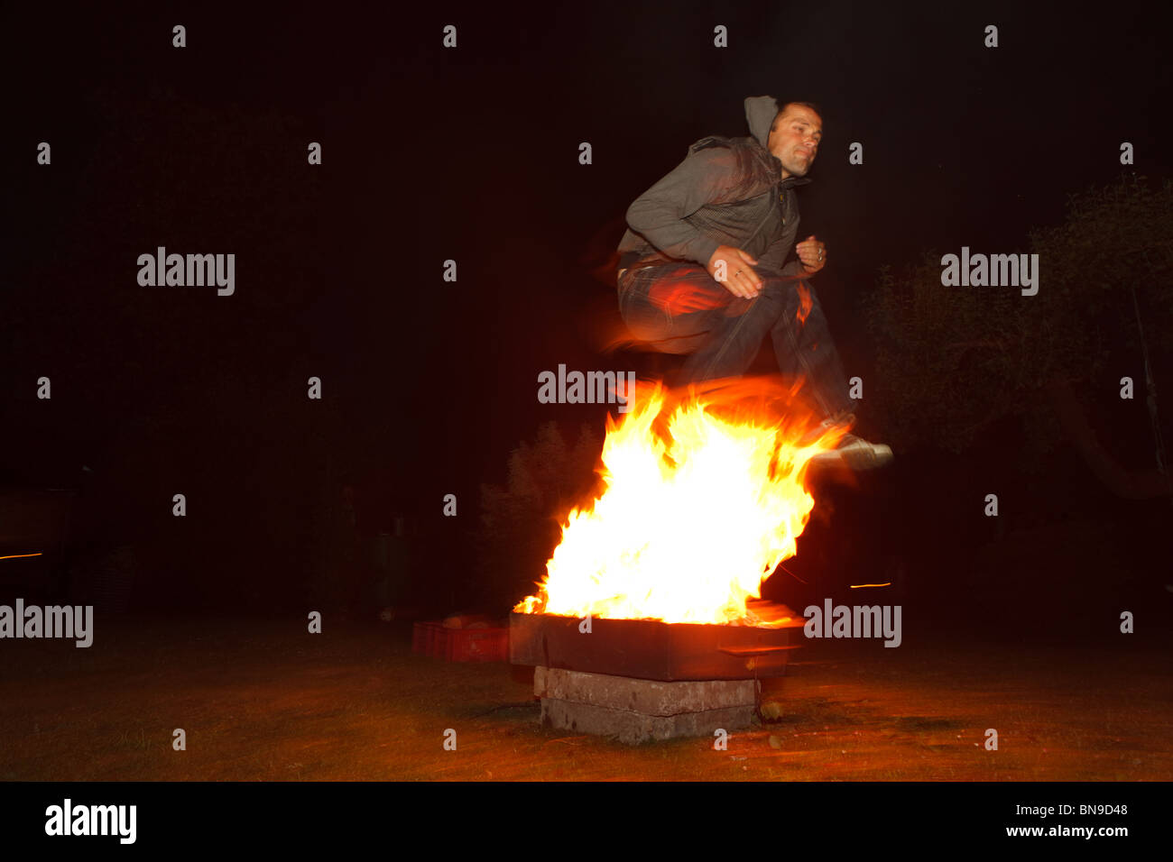 Homme passe dans votre cheminée, blurred motion. En voir plus de cette série dans mon portefeuille Banque D'Images