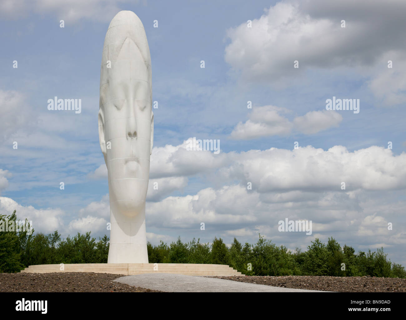 Rêve, une sculpture de 20m de haut, situé sur un ancien site de la mine à Sutton Manor St Helens. Il prend la forme d'une tête de filles. Banque D'Images