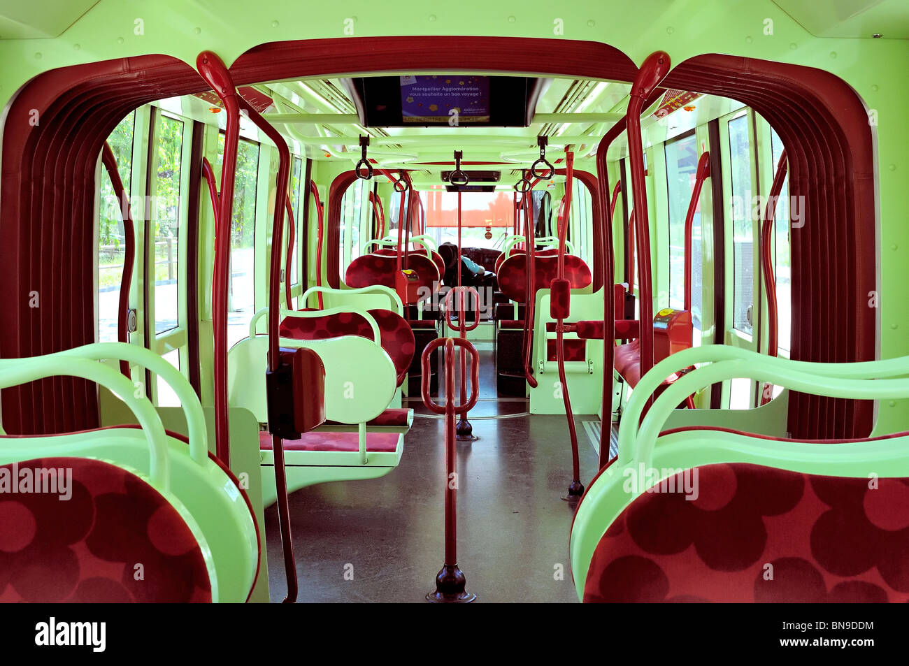 L'intérieur coloré d'un tramway léger à Montpellier, France. Banque D'Images
