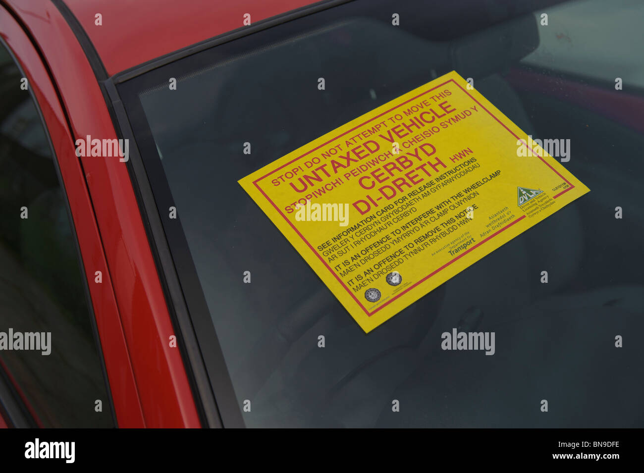 Autocollant d'avertissement sur la fenêtre d'une voiture sans la taxe fixée par le DTAC, UK Banque D'Images