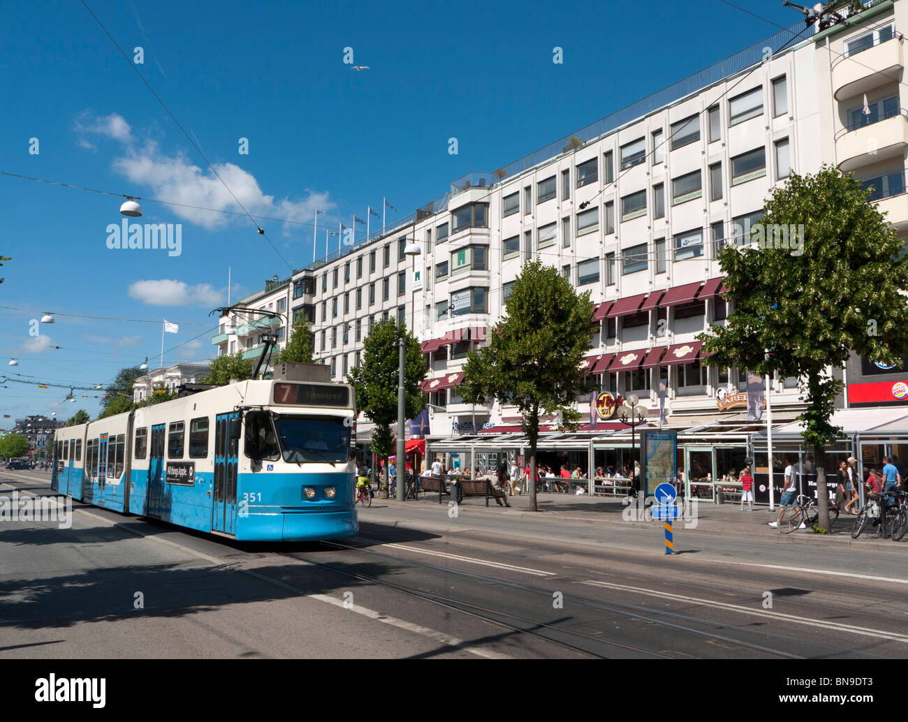 Vue sur le tramway sur la célèbre rue Avenyn de Göteborg en Suède, Scandinavie Banque D'Images