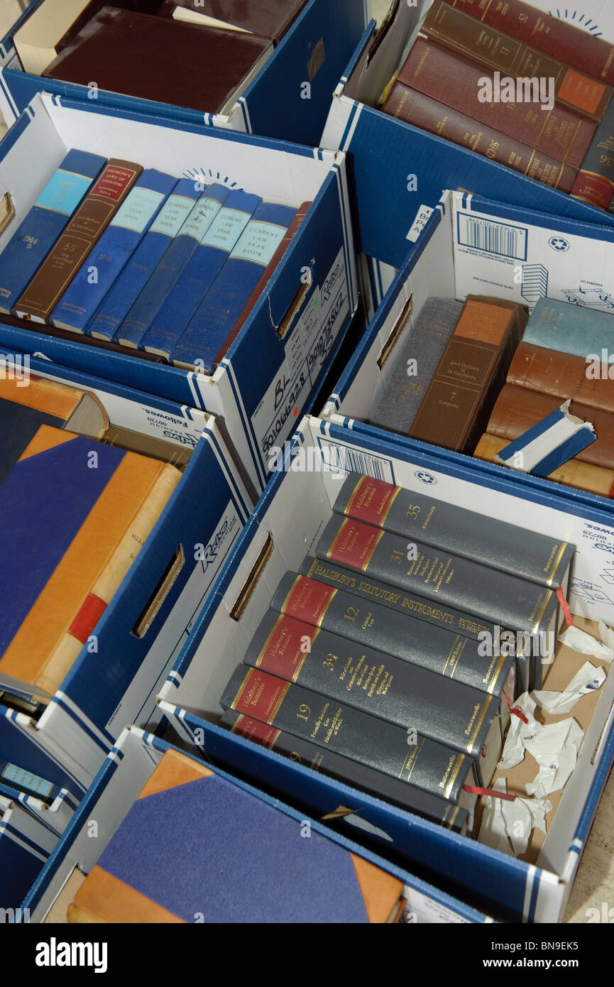 Boîtes de carton plein de livres de droit juridique déménagement local - UK bureaux Banque D'Images